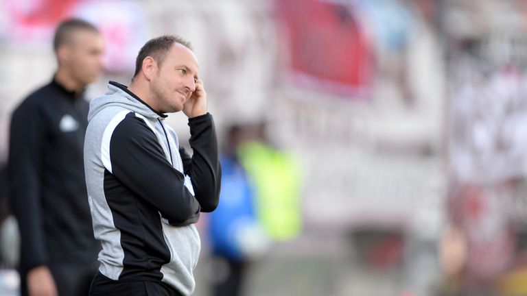 Trainer Torsten Lieberknecht verliert mit Braunschweig gegen St. Pauli 0:2.