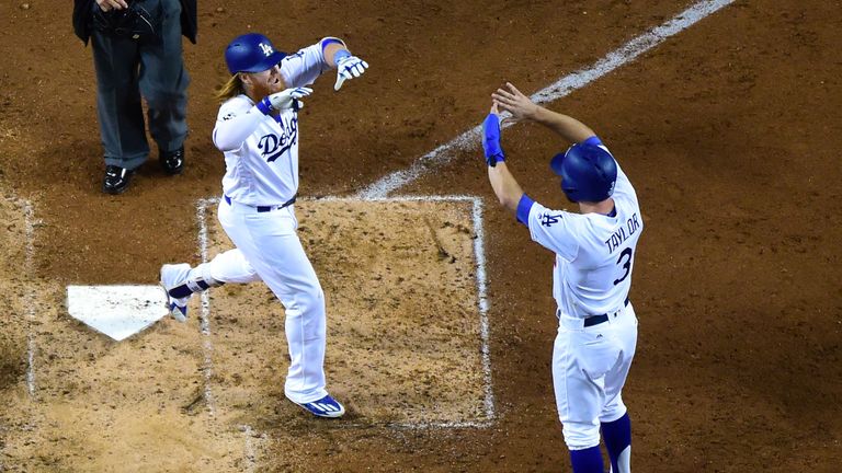 Die Los Angeles Dodgers gewinnen das erste Spiel der World Series.