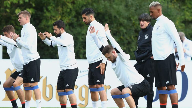 Joachim Löw stellt seine Mannschaft auf ein schweres Endspiel um die WM-Quali gegen Nordirland ein.