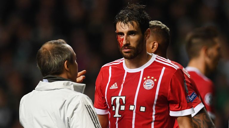 Javi Martinez muss nach seinem Siegtreffer behandelt werden.