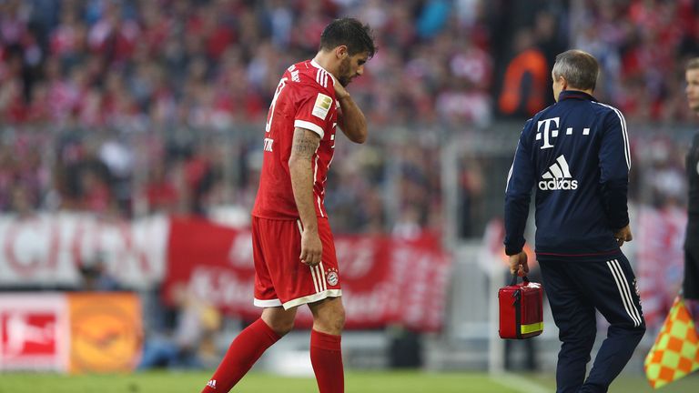 Javi Martinez lässt sich nach einem Zweikampf verletzt auswechseln.