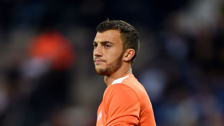 Max Crocombe wird nach seiner Pinkel-Pause vom Platz verwiesen.