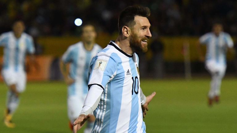 Herzschlagfinale bei Argentinien: Mit drei Treffern im letzten und entscheidenden Quali-Match ballerte Superstar Lionel Messi die Albiceleste nicht zur WM, sondern auch sich selbst mit insgesamt sieben Toren auf Rang zwei der Torschützenliste.