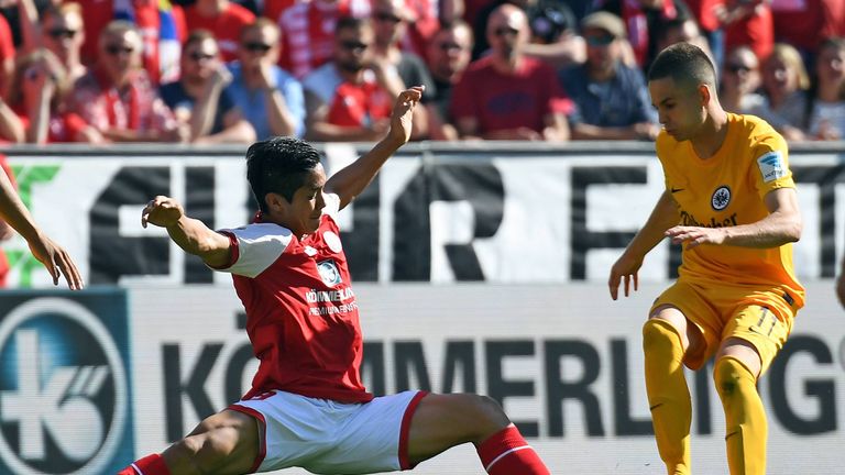 Frankfurts Mijat Gacinovic (r.) im Duell mit dem Mainzer Yoshinori Muto.