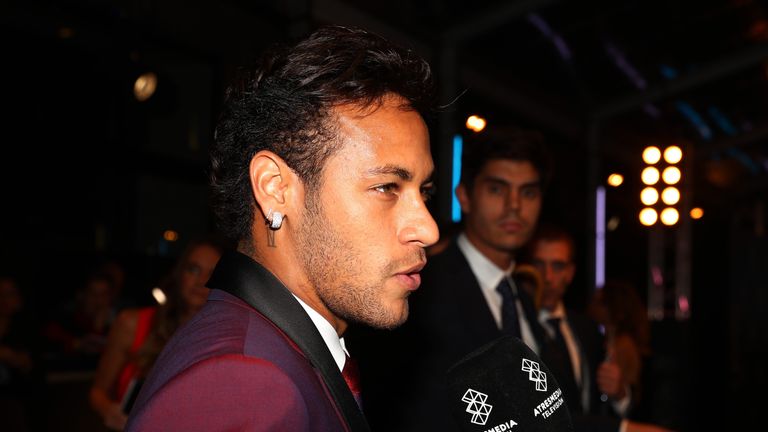 Auch Neymar ist nicht gerade für seine 0815-Anzüge bekannt. So auch beim FIFA-Award.