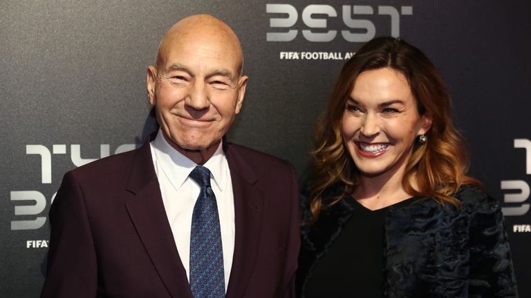 Ein Hauch von Hollywood. Schauspieler Patrick Stewart (l.) überreicht einen Award.