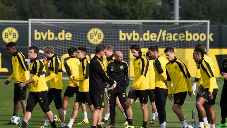 BVB-Trainer Peter Bosz (M.) steht nach den jüngsten Ergebnissen unter Druck.