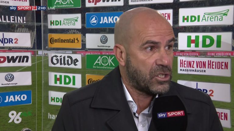 Peter Bosz ist nach der Pleite in Hannover sichtlich angefressen. Kritik an seinem System hält er trotz vier Gegentoren für unangebracht. 