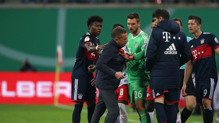 Ralf Rangnick ist mit der Schiedsrichter-Entscheidung nicht einverstanden und macht seinem Ärger beim FC Bayern Luft.