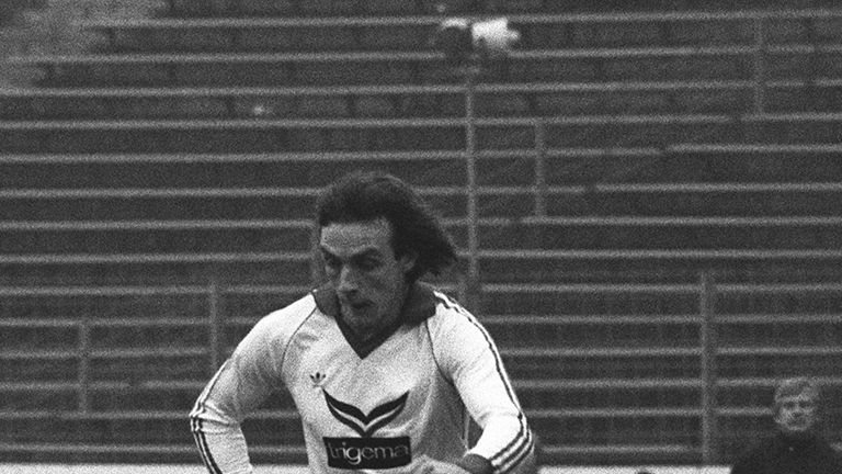 PLATZ 10: Rüdiger Abramczik/Schalke 04 - Tor: 17 Jahre, 10 Monate und 25 Tage.