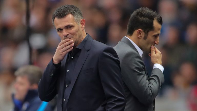 Willy Sagnol (l.) und Hasan Salihamidzic wirken nach dem 2:2 bei Hertha BSC nachdenklich.