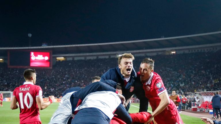 Serbien: Die Begeisterung kennt keine Grenzen. Die Serben jubeln nach der gelungenen WM-Quali und freuen sich auf das Turnier in Russland.