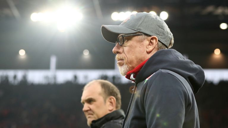 Peter Stöger muss wohl bis zur Rückrunde ohne neuen Sportdirektor auskommen.