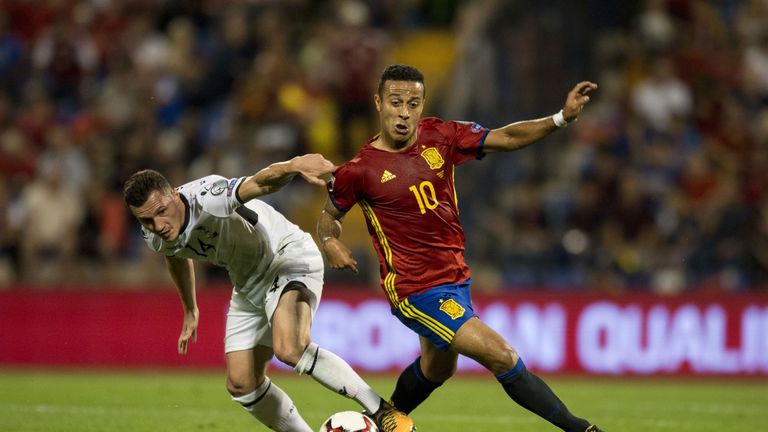 Thiago (r.) fällt für das WM-Quali-Spiel in Israel aus