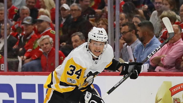 Tom Kühnhackl bereitet gegen die Florida Panthers einen Treffer vor.