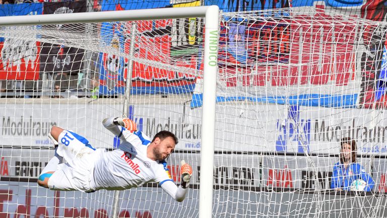 Der Traum-Freistoß von Heidenheims Marc Schnatterer geht vom Innenpfosten zur zwischenzeitlichen 3:2-Führung ins Tor.