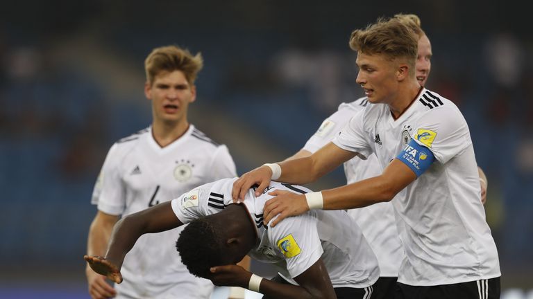 Die U17 jubelt nach dem Sieg gegen Kolumbien.