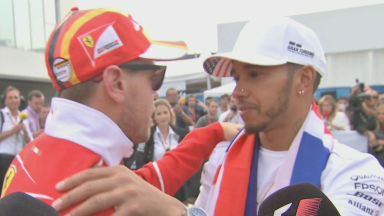 Sebastian Vettel gratuliert Lewis Hamilton zum vierten WM-Titel. Damit liegen beide nun gleich auf.