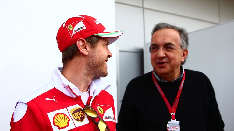 Sebastian Vettel und Ferrari-Boss Sergio Marchionne fahren einem großen Vorsprung von Mercedes hinterher.  