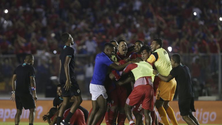 Panama: Dank dem Patzer der USA sind die Canaleros erstmals bei der WM dabei. Panama drehte gegen das bereits qualifizierte Team aus Costa Rica einen 0:1-Pausenrückstand und gewann nach einem Herzschlagfinale mit 2:1.