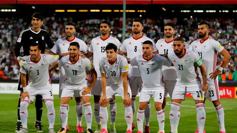 Iran: Bereits zum fünften Mal haben sich die Iraner für ein WM-Turnier qualifiziert. Zumindest Kapitän Ashkan Dejagah (Nummer 21) ist deutschen Fußballfans bestens bekannt.