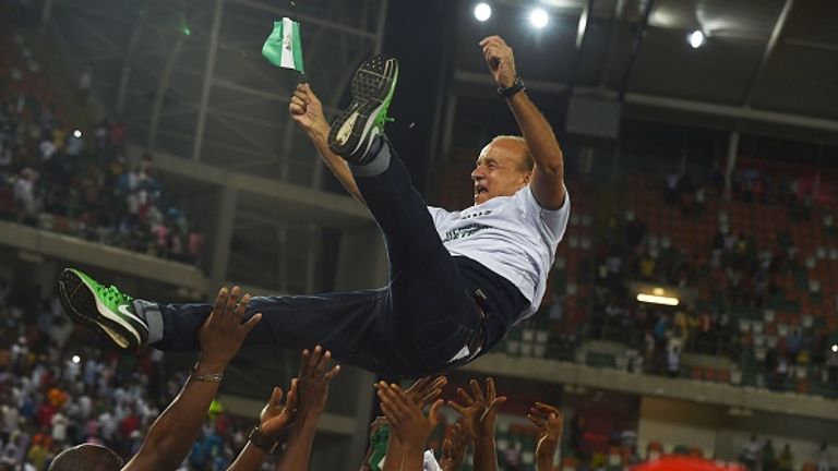 Die Spieler Nigerias lassen nach der Qualifikation zur WM 2018 in Russland ihren Trainer Gernot Rohr hochleben.