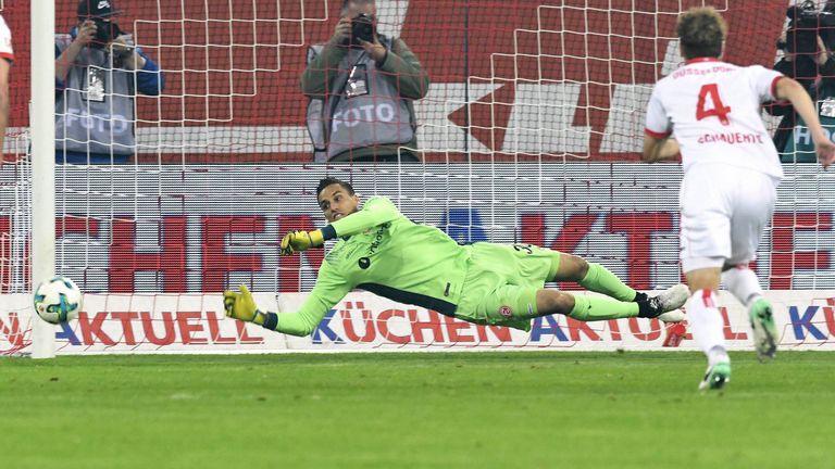 Düsseldorfs Schlussmann Raphael Wolf hielt einen Elfmeter und musste später verletzt ausgewechselt werden.
