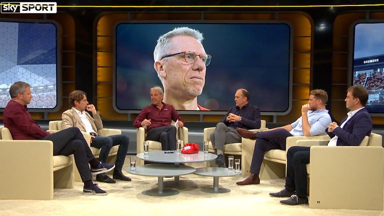 Bei "Wontorra - der KIA  Fußball-Talk" diskutierten (v.l.n.r.) Dietmar Hamann, Philipp Selldorf, Jörg Wontorra, Jörg Schmadtke, Lucas Vogelsang und Christian Falk unter anderem die Krise des 1.  FC Köln.