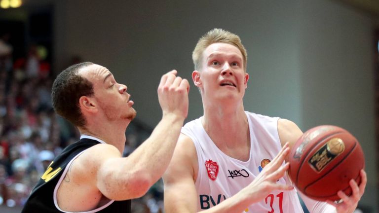 s.Oliver Würzburg besiegte die Walter Tigers Tübingen 84:69.