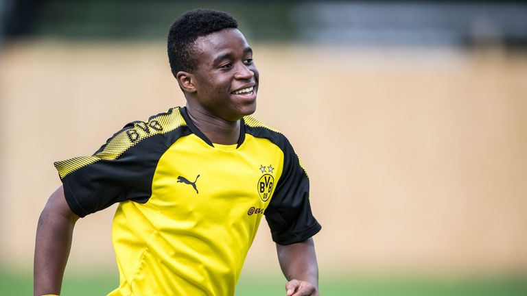 Youssoufa Moukoko trifft erneut doppelt für Borussia Dortmund.