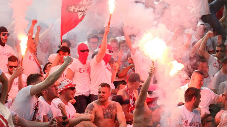 Der Anhänger des 1. FC Köln muss für den Wurf eines Knallkörpers eine hohe Strafe begleiben.