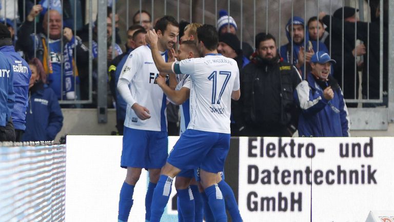 Der Traditionsklub heftet sich an die Fersen von Tabellenführer Paderborn.