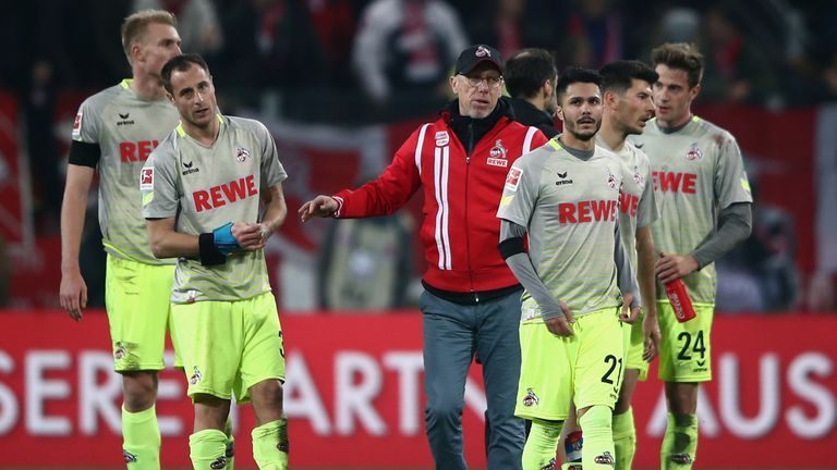 FC-Trainer Peter Stöger versucht seine niedergeschlagenen Spieler aufzubauen