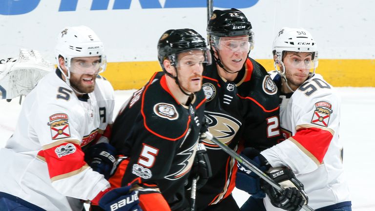 Korbinian Holzer feiert mit den Anaheim Ducks einen 3:2-Erfolg gegen die Florida Panthers.