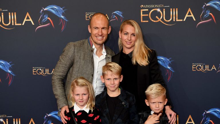 Die Bayern-Stars auf dem roten Teppich: Arjen Robben besuchte mit seiner Familie die große Premiere der Pferde-Show 'Equila'. 