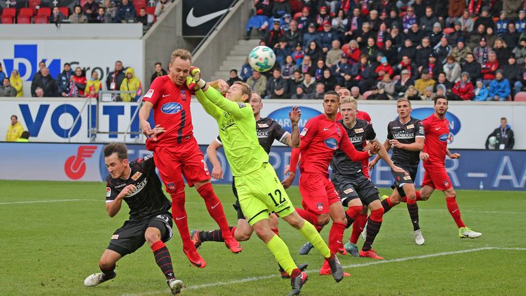 Heidenheims Arne Feick (2.v.l.) köpft das Tor zum zwischenzeitlichen 1:0 für die Gastgeber.