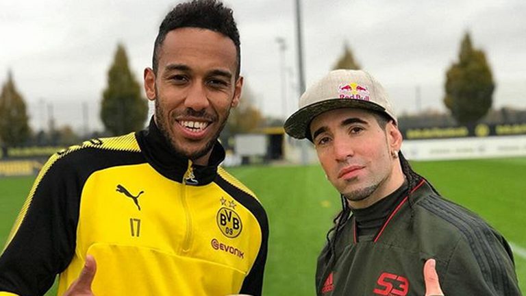 Pierre-Emerick Aubameyang (l.) posiert mit Freestyler Sean Garnier. (Quelle Bild: Instagram @seanfreestyle) 