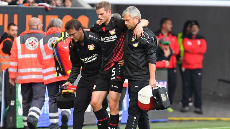 Musste nach Zusammenprall mit Verdacht auf Rippenbruch ausgewechselt werden: Leverkusens Sven Bender.