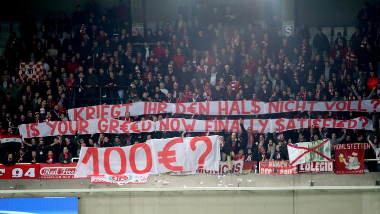 Die Bayern-Fans protestieren auch mit einem Banner gegen teure Ticketpreise.