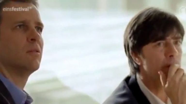 Auch Bundestrainer Joachim Löw (r.)und Manager Oliver Bierhoff beweisen 2011 ihre schauspielerischen Künste im Tatort.