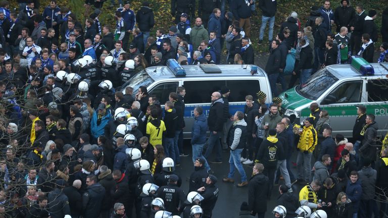 Der Dortmunder Polizeipräsident fordert drastische Strafen für gewaltbereite Fußballfans.