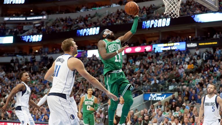Kyrie Irving (r.) erzielt beim Sieg seinen Celtics gegen Dallas 47 Punkte.