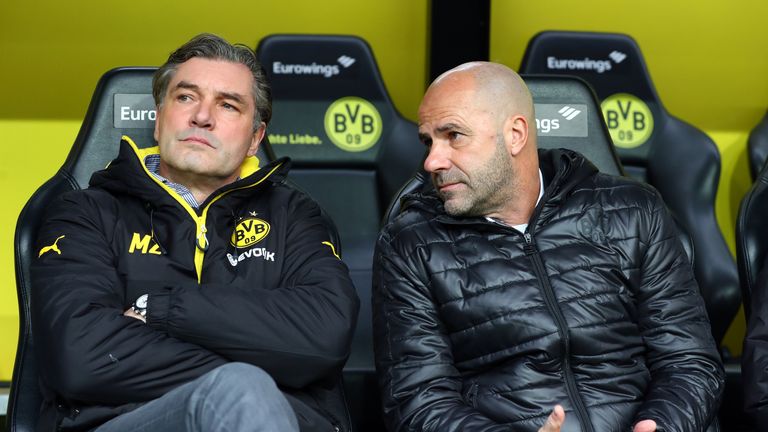 Peter Bosz (r., mit Michael Zorc) steht vor der Partie gegen Bayer Leverkusen mit dem Rücken zur Wand.