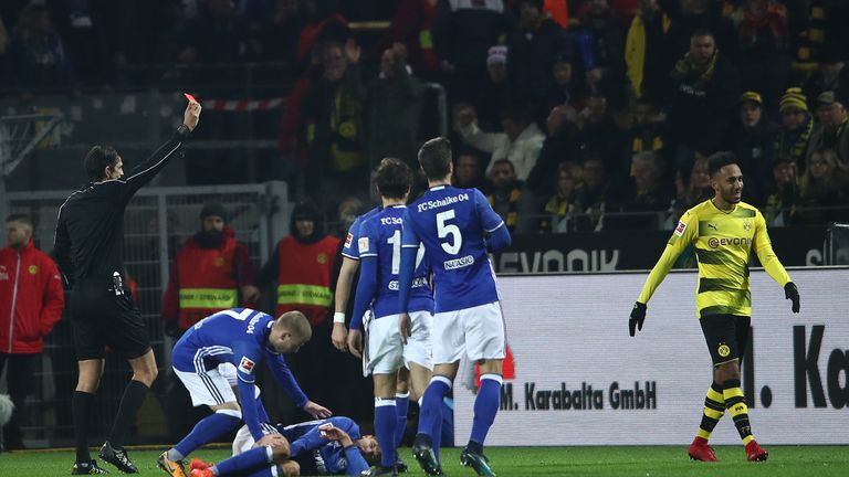 Aubameyang wollte beim Stand von 4:2 in der Verteidigung unterstützen, doch leistete seiner Mannschaft einen Bärendienst. Er kassierte den ersten Platzverweis in seiner Profikarriere.
