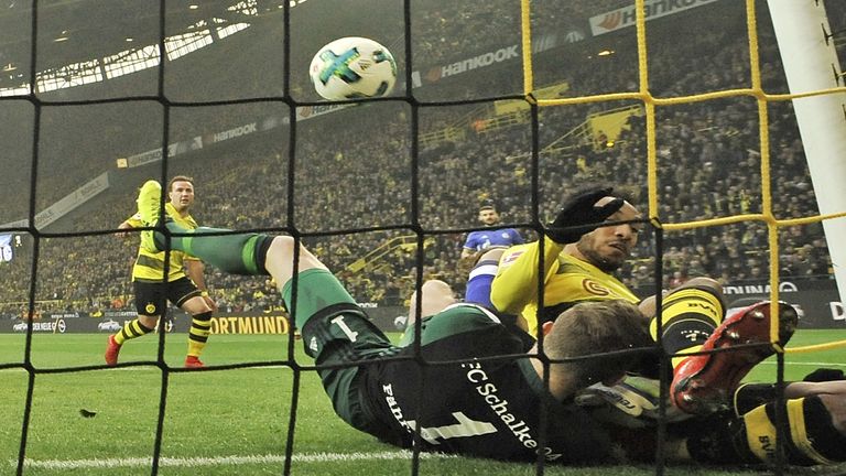 Aubameyang eröffnet die Dortmunder Torflut und zieht mit seinem 137. Pflichtspieltor für den BVB mit Legende Lothar Emmerich gleich.