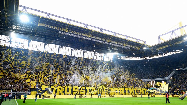 Die "gelbe Wand" sorgte vor dem Spiel für eine eindrucksvolle Choreographie.  Kurz danach sollten die Fans schon jubeln dürfen...