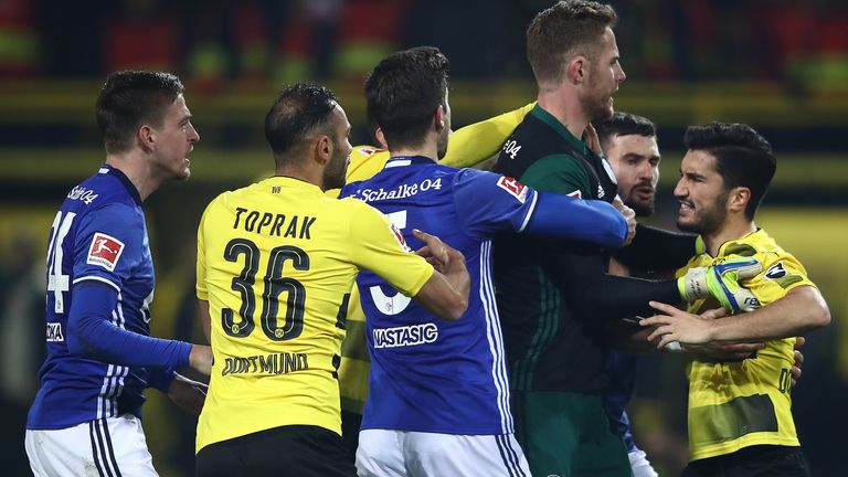 Nach dem Abpfiff trafen sich Freude und Frust im S04-Strafraum. Dortmunder und Schalker ließen ihren Emotionen freien lauf, so dass Schiedsrichter Aytekin noch Sahin und Fährmann mit jeweils einer gelben Karte bestrafen musste. 