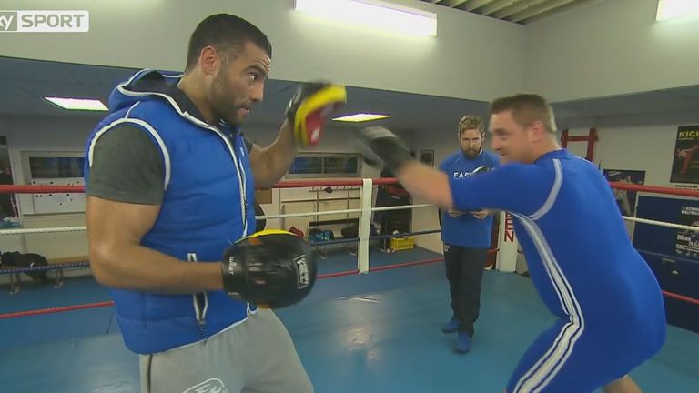 Sky Reporter Florian Bauer trainiert mit Manuel Charr.