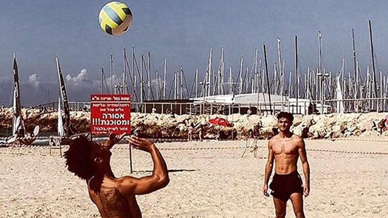 Dortmunds Mahmoud Dahoud verbringt seine freie Zeit am Strand und spielt Beach-Voellyball (Quelle: instagram.com/mo8dahoud19)
