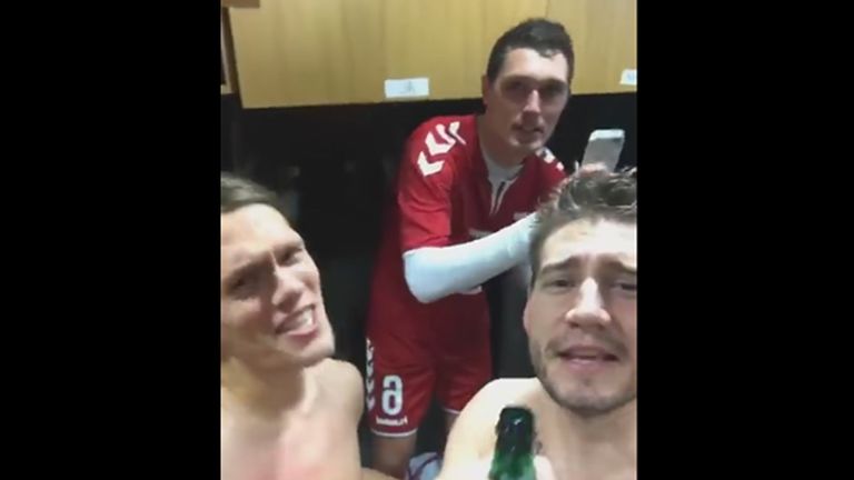 Die Dänen feiern ausgiebig ihren Playoff-Triumph (Quelle: instagram.com/bendtner14)
